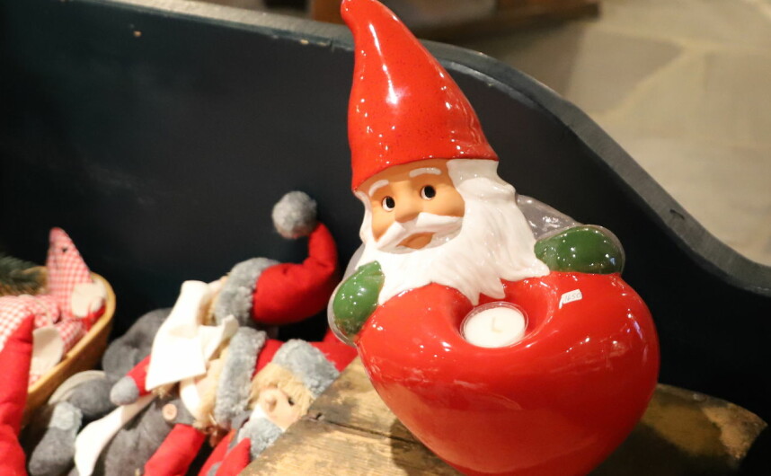 LYS: Julenissepynt med stearinlys, 1650 kroner.