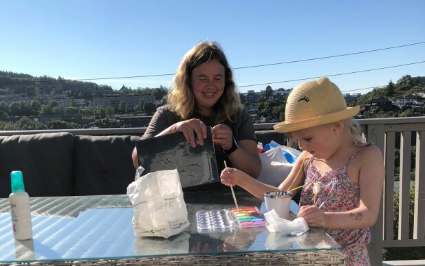 KREATIV: Emily liker å male, noe det har blitt mye tid til under sykdomsperioden. Her sammen med tanten sin som har vært en stor støtte. Bildet er tatt i august.