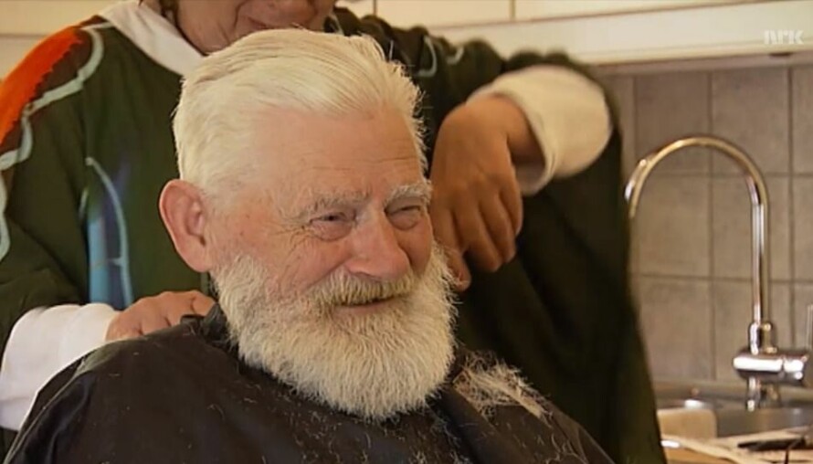 TRIMMET SKJEGGET: Den pensjonerte bonden Jon Skaar dro til bygda Øystese en gang i året.