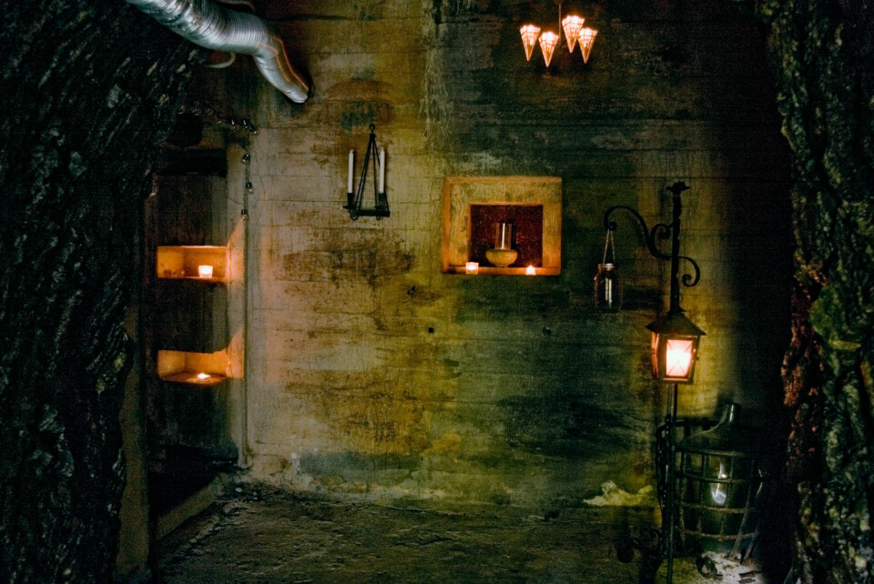 MILITÆRT: Den kvadratiske åpningen midt på veggen i inngangspartiet har en stålplateslisse hvor maskingeværet sto. Til venstre i bildet er døråpningen inn til bunkersanlegget.