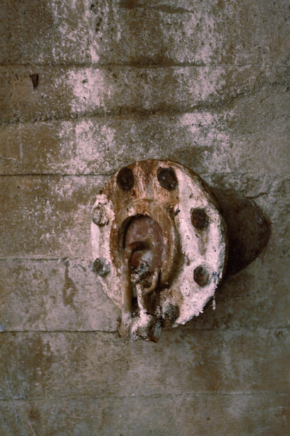 GASSKLART: Fremdeles er ventilasjonen med gass-sikring på plass, om ikke fungerende og intakt. Her har fukt og årenes løp satt sitt preg.