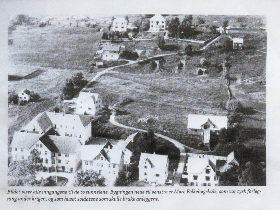 INNGANGER: Bildet viser alle inngangene til de to tunnelene. Bygningen nederst til venstre er Møre Folkehøgskule, som var tysk forlegning under krigen og som huset soldatene som skulle bruke anleggene.
