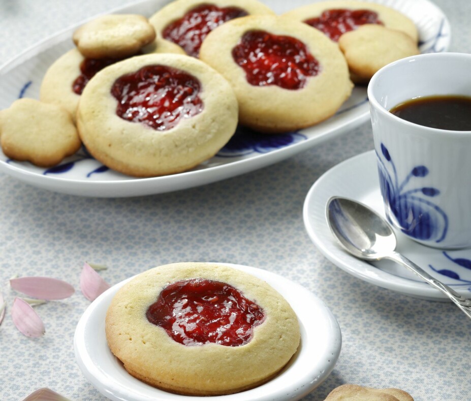 JAM COOKIES: With raspberry jam. JAM COOKIES: With raspberry jam.