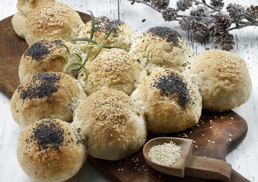 BRYTEBRØD MED SESAM- OG VALMUEEFRØ.