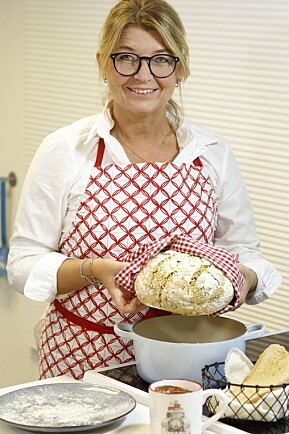 Å steke brød i gryte gir en fantastisk deilig skorpe og et saftig brød, sier Anita Bakker.