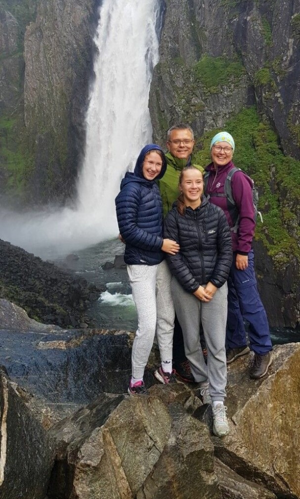FAMILIEN: Hildegunn med ektemannen Anders Kaltvedt og tvillingdøtrene Synve og Malin. Familien lever nesten helt isolert om dagen.