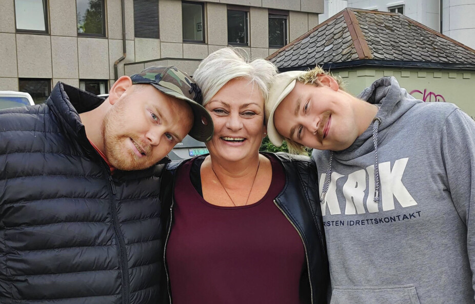 <b>LYKKELIG SAMMEN:</b> Eva-Brit er lykkelig for at to av sønnene er tilbake i livet hennes. Fra venstre Simon (27) og til høyre Oskar (24).