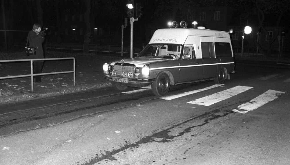 <b>TIL BEHANDLING:</b> Midt på natten ble 13 metanolforgiftede bårepasienter fraktet med eget Braathens-fly fra Kristiansand til Fornebu. Her ankommer en ambulanse til Ullevål sykehus.