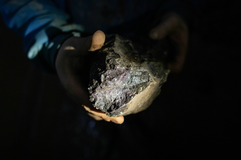 <b>KROM PÅ NÆRT HOLD:</b> En gruvearbeider viser frem en steinklump som inneholder krom. 