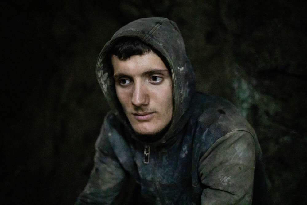 <b>UNG GRUVESLUSK:</b> Aldo Murrja (20) bevilger seg en femminutters pause inne i gruvegangen.