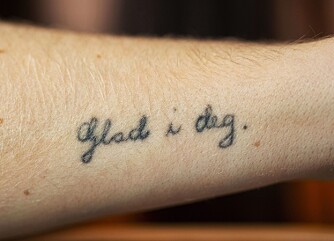 <b>MINNE FOR LIVET:</b> For fem år siden fikk Karianne bestemoren til å skrive denne hilsenen på armen, som hun fikk tatovert som et minne for livet.