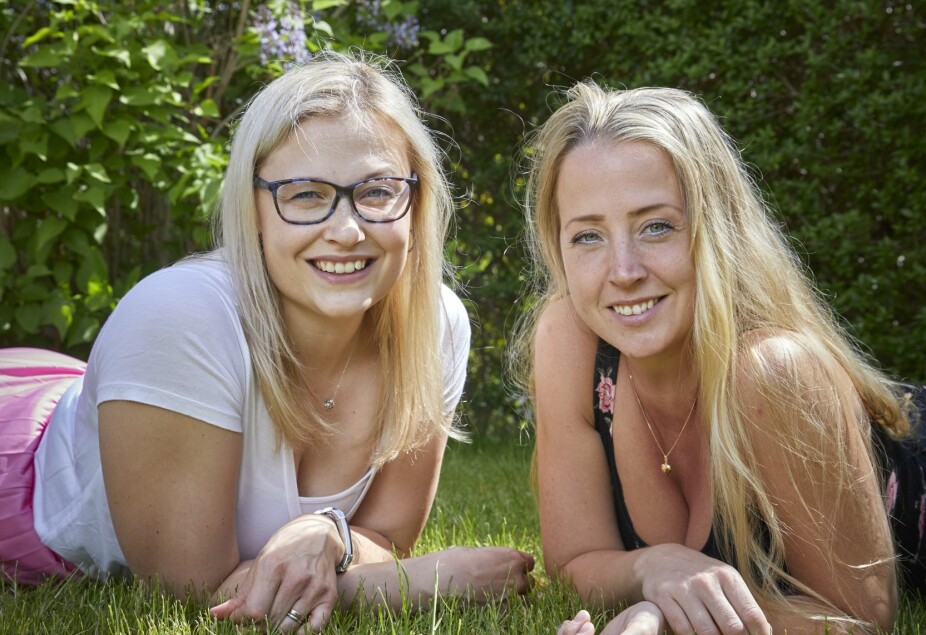 SØSKENKJÆRLIGHET: Anna Hagström (t.v.) og Josephine Kieri er glad for at de endelig møttes.