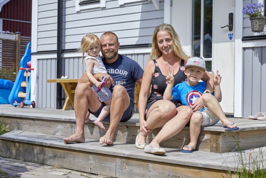 FAMILIEKJÆR: Josephine med mannen Jens, datteren Alicia og sønnen William. Hun er glad for at hun tok DNA-testen.