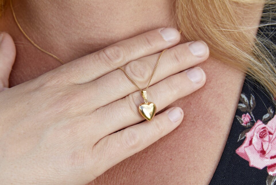 NYDELIG GAVE: Josephine fikk et gullhjerte av pappaen sin, Anders. Det er samme type smykke som søsteren Anna hadde fått da hun ble født.