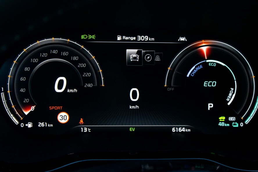 SPORT ER BEST: Trykker du på sportsknappen får du finere dashbordgrafikk og mer umiddelbar respons fra drivlinjen. Det gjør bilen enklere å kjøre aktivt.