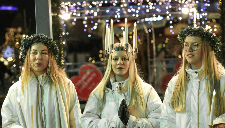 KLEDD I HVITT: Disse svenske jentene har til og med anskaffet hvite boblekåper i anledning Luciadagen. Bildet er tatt under en markering i Gdansk i Polen 2. desember, 2019.