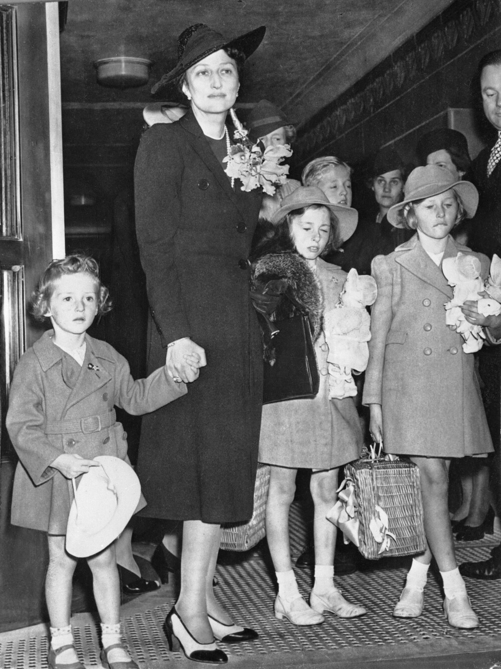 <b>FLYKTNINGER:</b> I august 1940 ankom kronprinsesse Märtha og barna USA etter flukten fra Norge. Fra v: Prins Harald, kronprinsesse Märtha, prinsesse Ragnhild, Prinsesse Astrid, begge med dukker på armen.