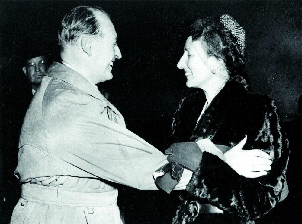<b>GJENSYN:</b> Kronprins Olav kom på overraskende julebesøk til Washington. Det var det første møte mellom kronprins Olav <br>og kronprinsesse Märtha etter atskillelsen i Norge i april 1940.