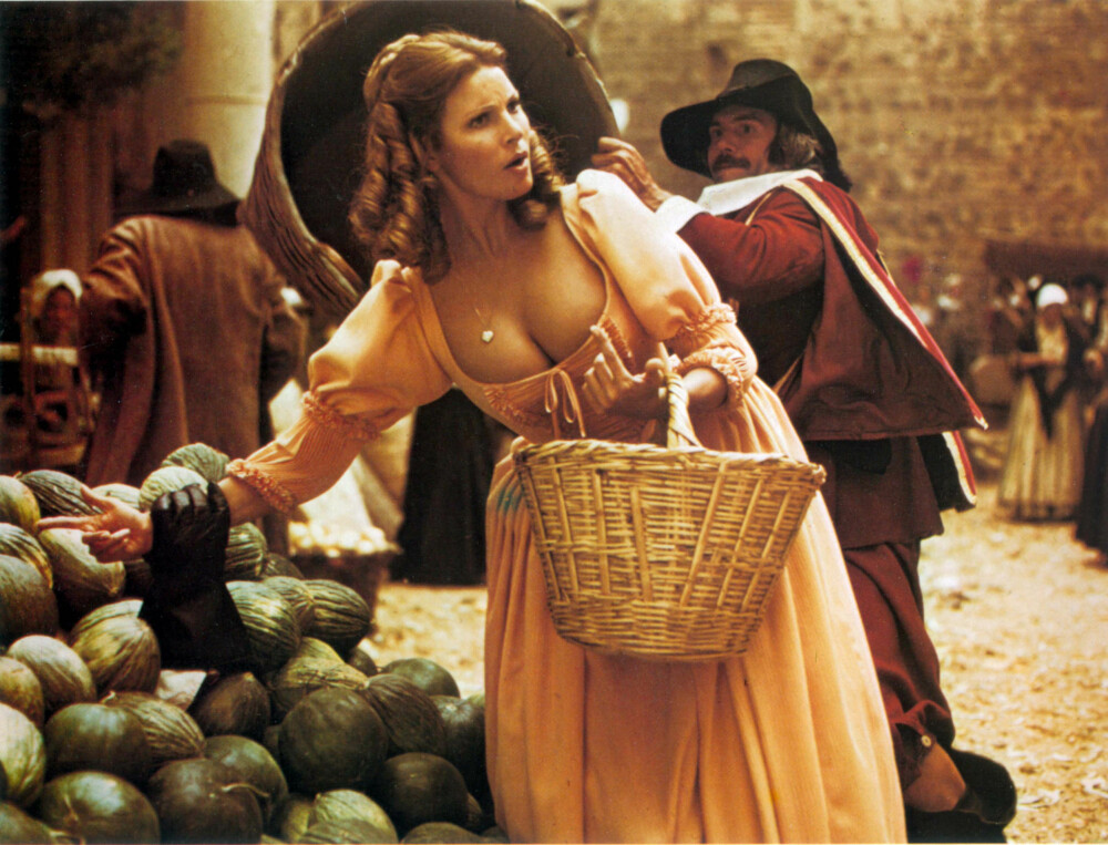 <b>KURVEN FULL:</b> Raquel og noen imponerende meloner i filmen «De fire musketerer» (1974). 