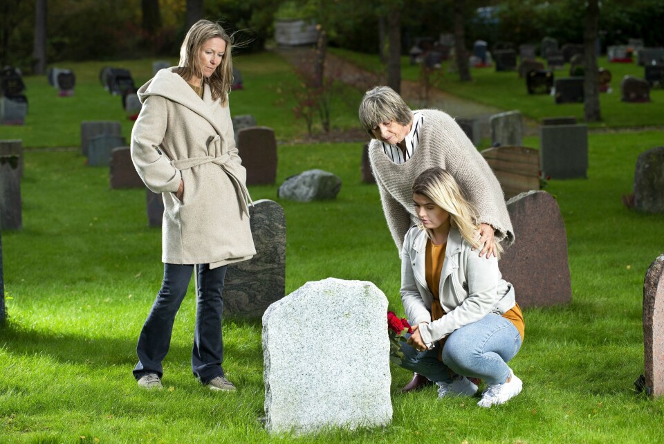 VED GRAVEN: Etter å ha levd mange år på kjøret i Oslo, døde Sandra ved utgangen av 2019. Hennes datter Susanne og mor Margot er glade for å ha fått henne «hjem» til Bergen.