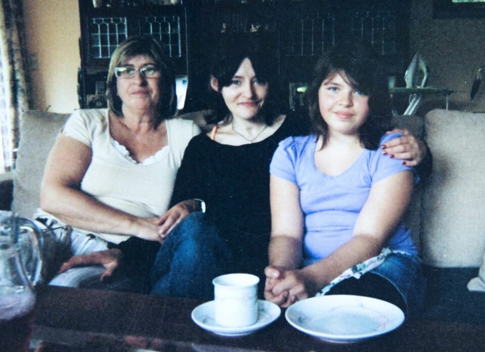 FØRSTE MINNE AV MOREN: Susanne var ti år gammel da dette bildet ble tatt hjemme i sofaen hos mormor Margot. Åtte år tidligere forlot Sandra henne og endte opp på gata i Oslo. – Dette er det første minnet jeg har av å møte Sandra, sier hun.