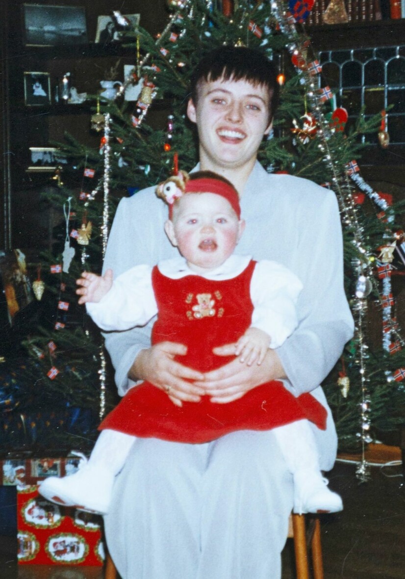 MISTET KONTAKT: Sandra holder datteren sin på fanget under en julefeiring. Da Susanne var ett år falt moren tilbake til rusen, og året senere mistet de kontakt.