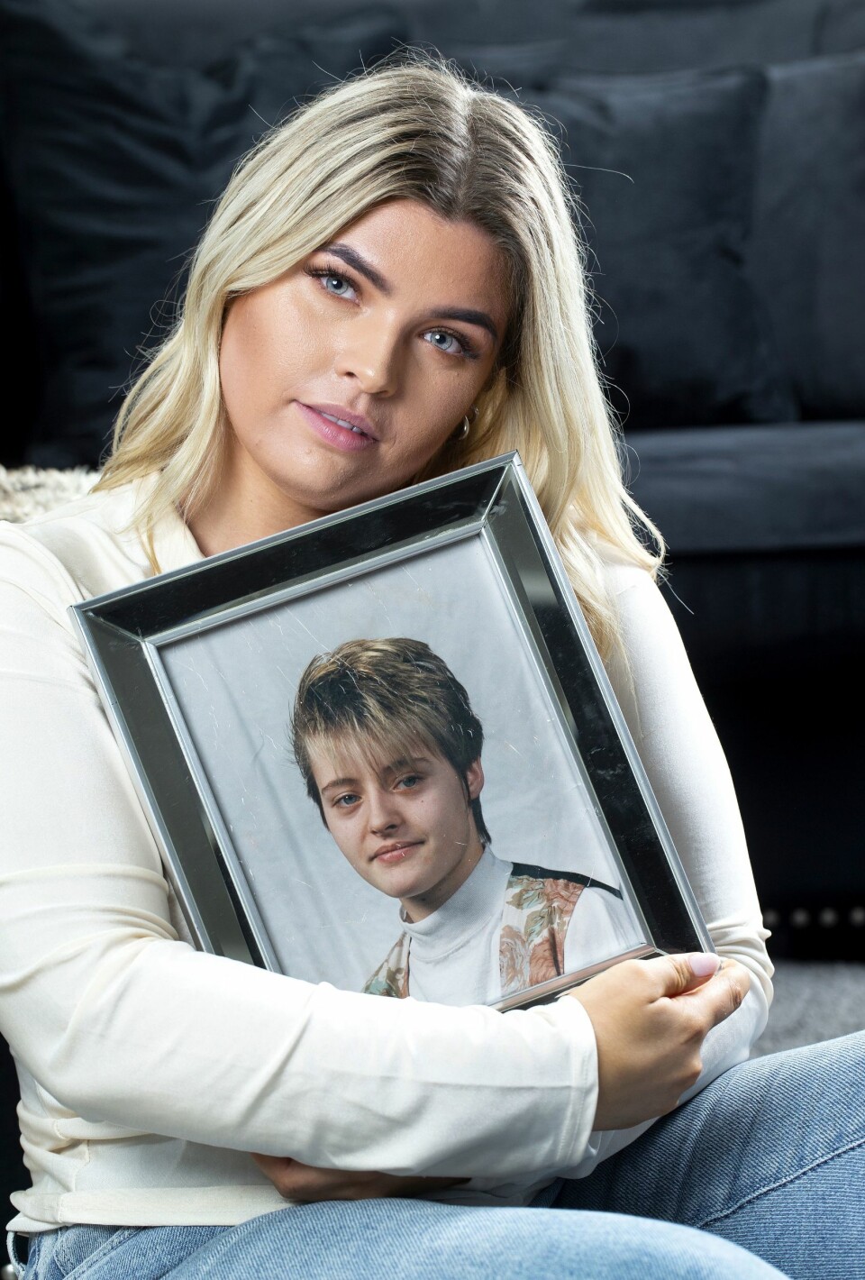 STERK DATTER: Susanne har rammet inn et bilde av moren Sandra, som har en fin plass i huset hennes. I dag er hun takknemlig over at hun har fått en trygg og god oppvekst, og hun har klart seg bra i livet.