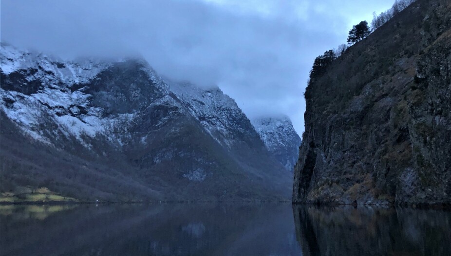 HELT STILLE: Nærøyfjorden en desembermorgen.