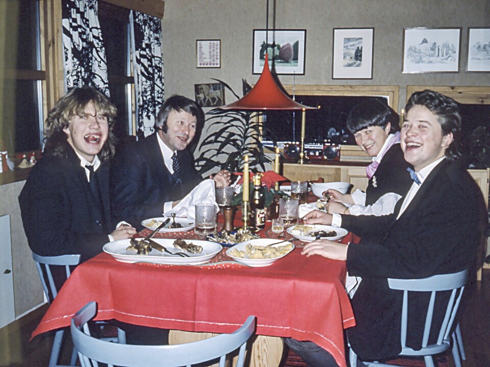 HJEMME PÅ VOSS: I Arne Hjeltnes' barndomshjem var det pinnekjøtt og kålrotstappe som gjaldt. Og det er det fremdeles, selv om brødre og foreldrene er skiftet ut med kone og tre døtre.