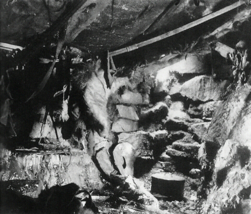 JULESTUA: Inne i vinterhytta, Nansen og Johansens «hjem» fra 28. september 1895 til 19. mai 1896. Den målte bare to ganger tre meter, men det var mulig å stå oppreist. Legg merke til gryten som står på «gulvet». All matlaging og snøsmelting foregikk over tranlamper som brant døgnet rundt og holdt temperaturen midt i rommet så vidt over frysepunktet. Innfelt: Hjalmar Johansen sparer energi. På det meste sov de to 22 timer i døgnet.