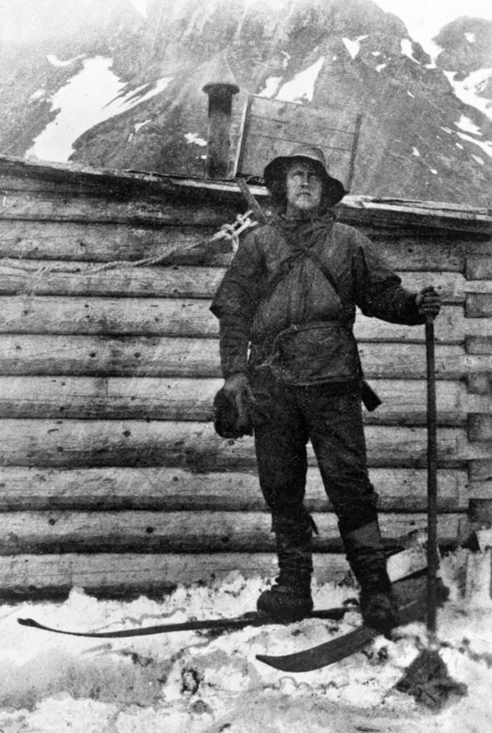 FETE OG FINE: Etter ankomst til Frederic G. Jacksons base på Cape Flora var det tid for posering og veiing av Fridtjof Nansen (t.v.) og Hjalmar Johansen. Begge sysler ga imponerende resultater.