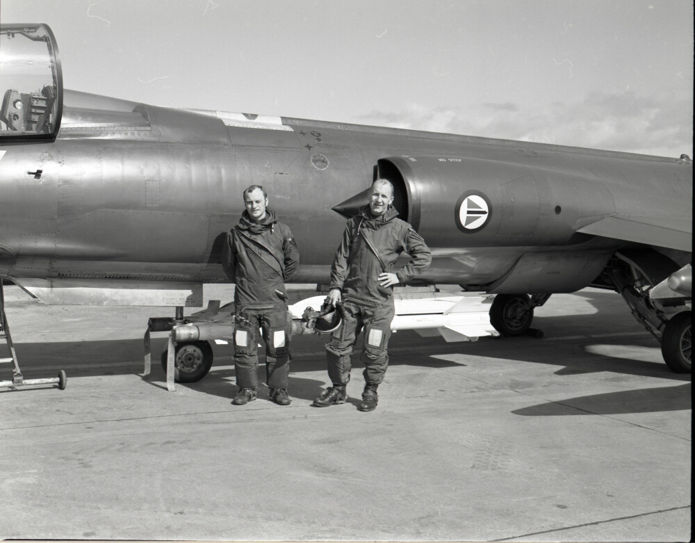 <b>VETERANER:</b> Rolf Noel (t.v.) og senere generalinspektør Olav Aamoth etter det siste beredskapsoppdraget med F-104 Starfighter. Aamoth fløy det første beredskapsflyet til Bodø i 1960. Noel er den eneste som fløy både F-86, F-104 og F-16 på beredskapsoppdrag.
