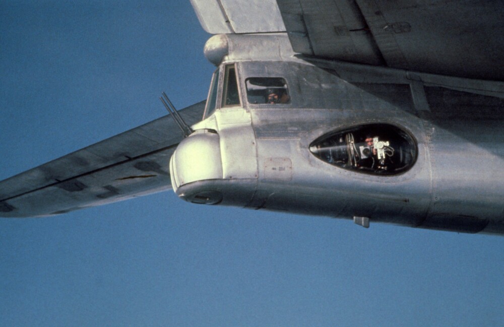 <b>STØRST KAMERA:</b> Noen ganger flyr man så nært at man kan vinke til hverandre. Her er et portrett av akterskytteren på en Tu-95 Bear. Legg merke til det enorme kameraet til operatøren i sidevinduet der han tar bilde av jagerflyet til Rolf Noel.