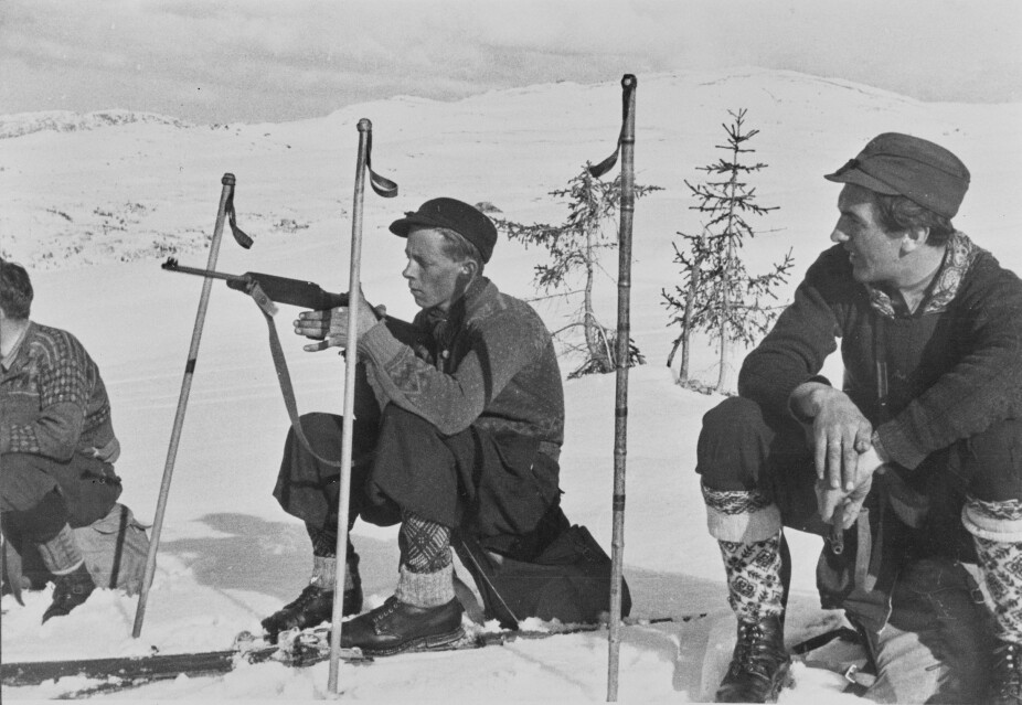 <b>BEVÆPNING:</b> To Milorg-karer fra Modum i Buskerud (HS-distrikt 141), Elias Vestborg (t.v.) og Arne Berntsen, studerer en US-karabin de har mottatt i slipp. Bildet er tatt på fjellet mellom Eggedal og Hallingdal, der det var en slipp-plass. Våpnene ble brakt ned til bygda like før frigjøringen i mai 1945 da bildet ble tatt.