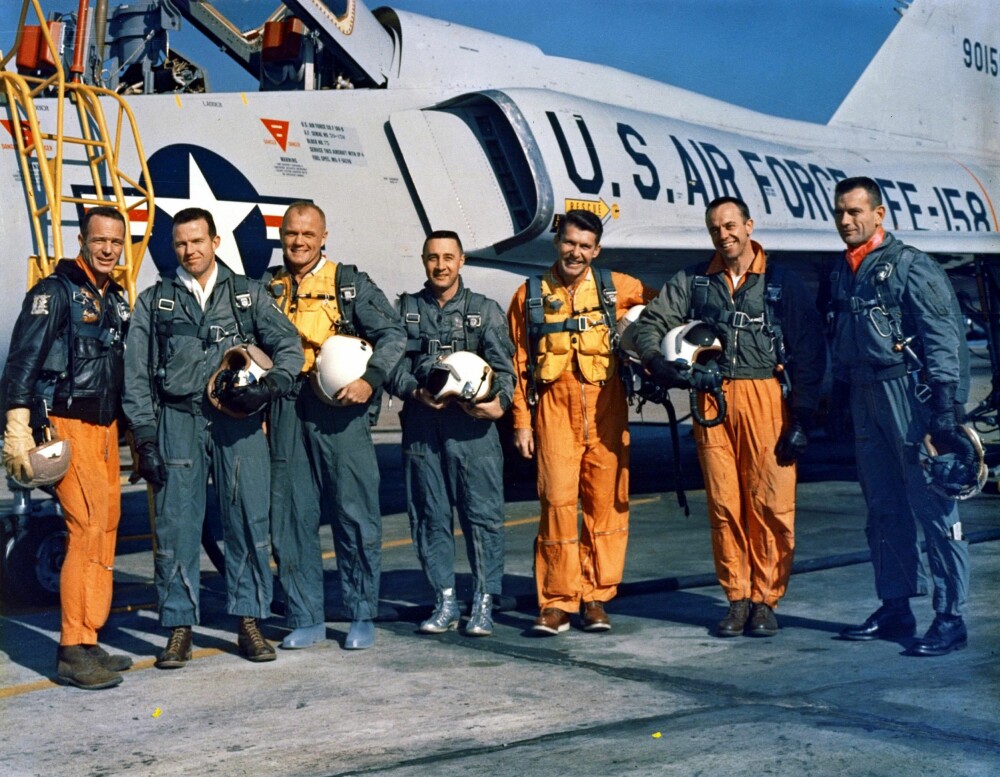 <b>DE SYV UTVALGTE:</b> De seks mennene til venstre ble de seks første amerikanerne i verdens­rommet, mens Deke Slayton (til h.) ble nummer 43. Fra v. Scott Carpenter, Gordon Cooper, John Glenn, Gus Grissom, Wally Schirra og Alan Shepard.