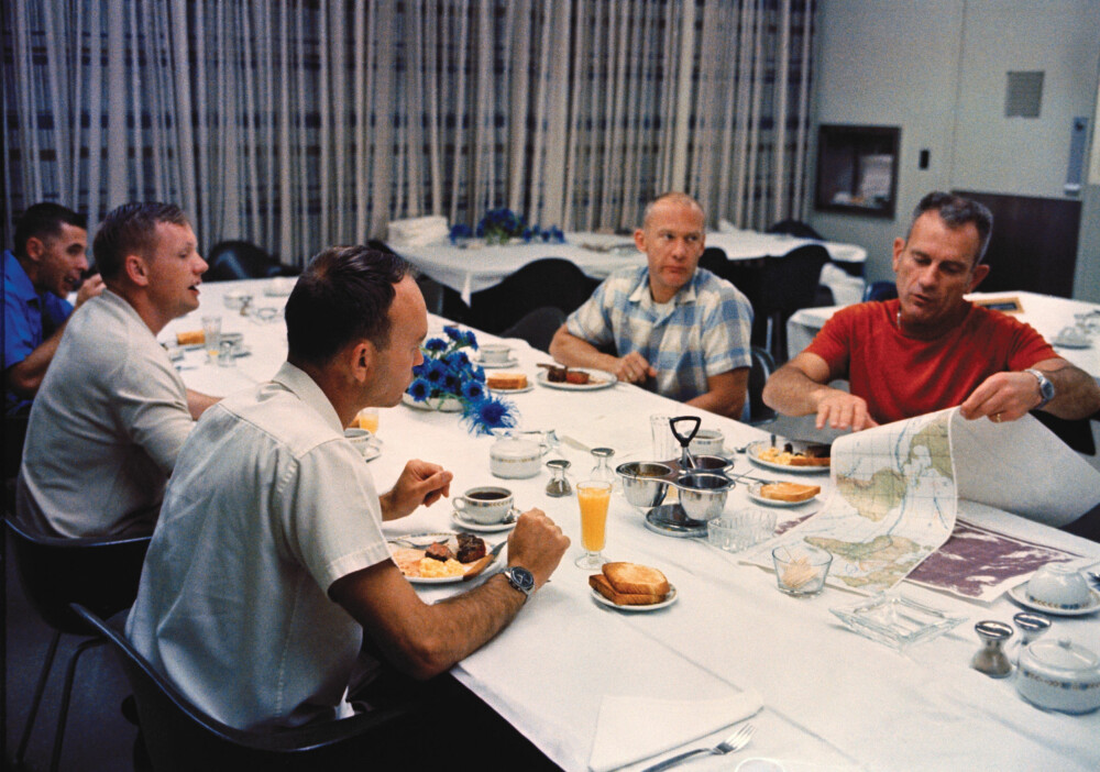 <b>SENTRAL:</b> Deke Slayton, i rødt, ble kalt Gudfar av astronautene. Som personalsjef var det hans jobb å velge ut mannskaper til de ulike romferdene. Her under frokost med fra h. Buzz Aldrin, Michael Collins og Neil Armstrong den dagen de dro mot Månen med Apollo 11.  