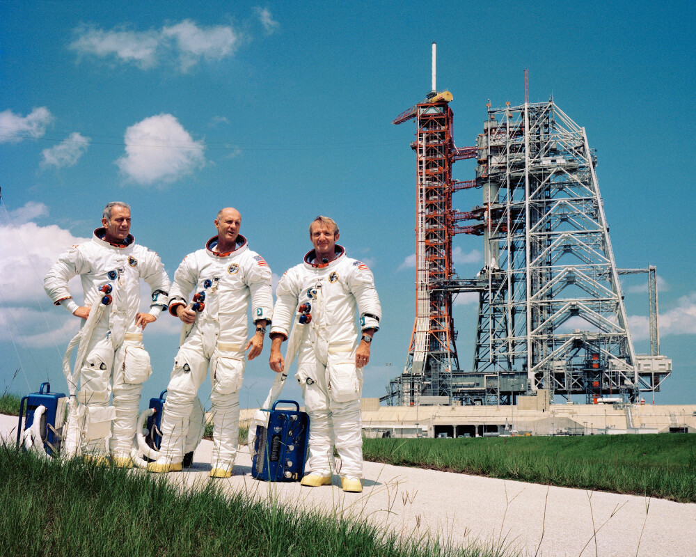 <b>STOLT ØYEBLIKK:</b> Deke Slayton (til v.), Thomas Stafford og Vance Brand foran utskyt­nings­rampen, med Saturn-raketten klar, på Cape Canaveral før den vellykkede reisen til verdensrommet i 1975. 