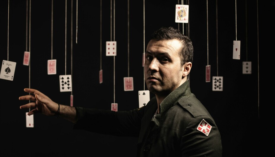 Den norske magikeren Aimane Zoudin, kjent fra TV-programmet Norske Talenter, «lurer folk» med sine tilsynelatende synske evner.