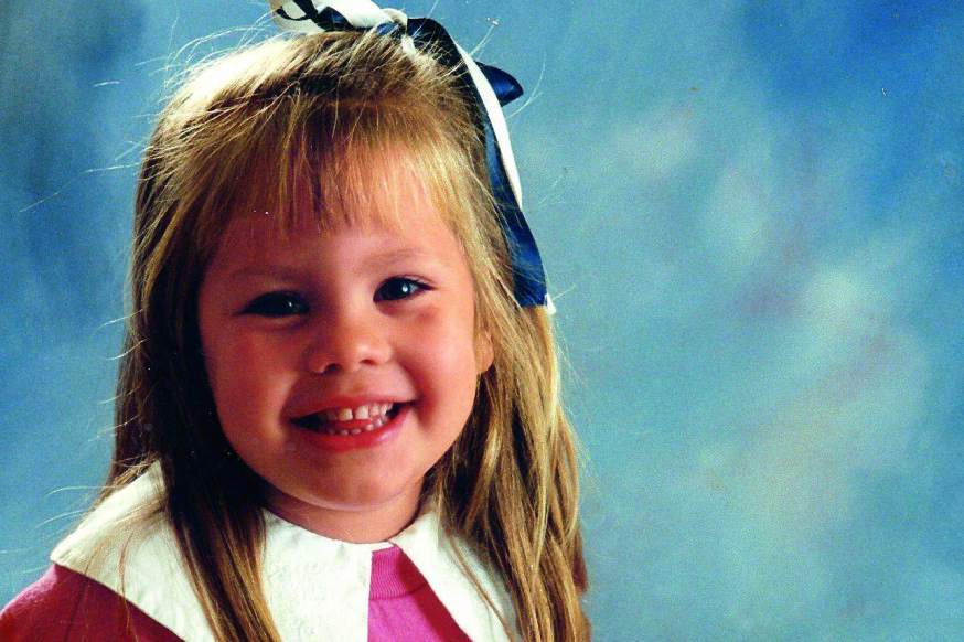 LYKKELIG: Mamma Aud beskriver Tina som et sprudlende og lykkelig barn. Ingen kunne ane noe om den medfødte sykdommen som skulle ramme henne senere.