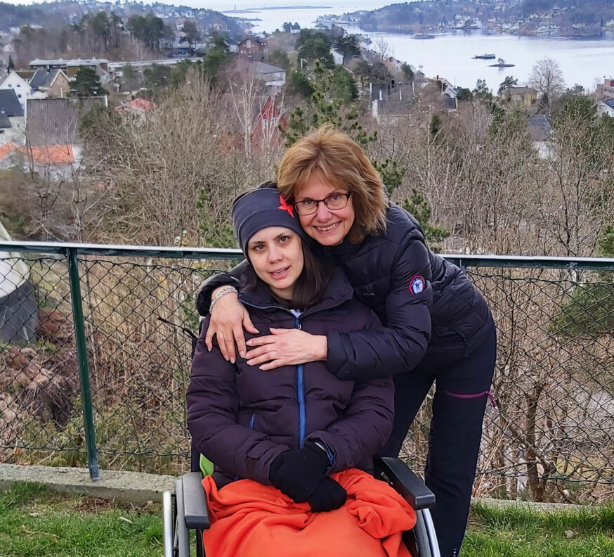 HJEMME: Mor og datter i hagen hjemme i Arendal et par dager før avreise til Sveits.