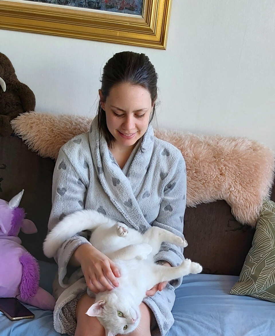 PUS: Tina med katten sin, som Aud og samboeren nå har overtatt.