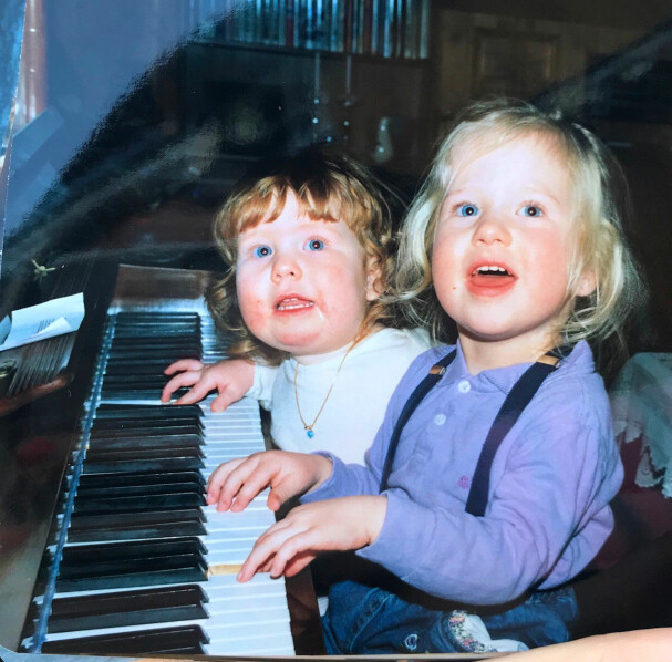 SANGFUGLER: Søstrene Ingebjørg (til høyre) og lillesøster Tone Rose tar for seg av pianoet.