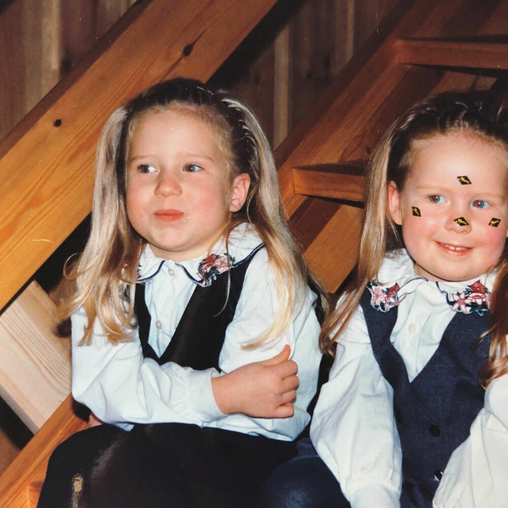 KLEMENTIN: Ingebjørg (venstre) og lillesøster Tone Rose har har pyntet seg til fest.