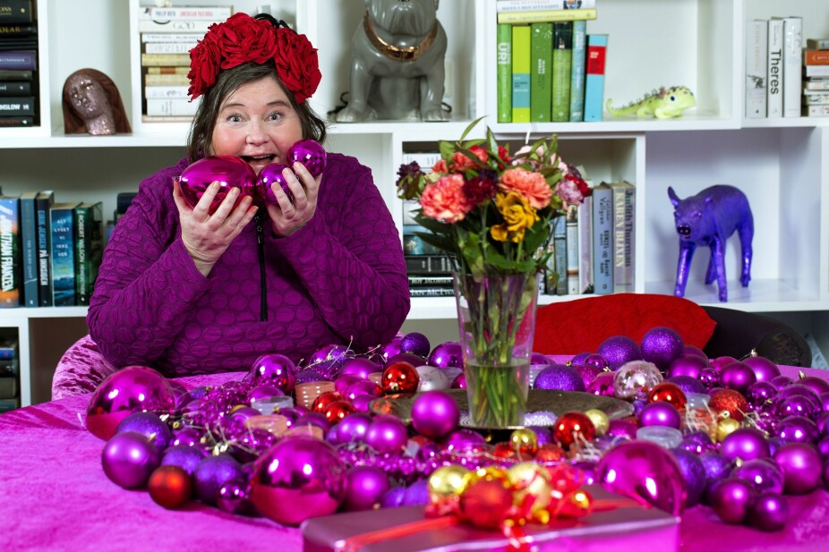 «KULORAMA»: Christine lurer på hvorfor man vil velge å ha 10 julekuler når man kan ha 150. Hun kaller det «kulorama»