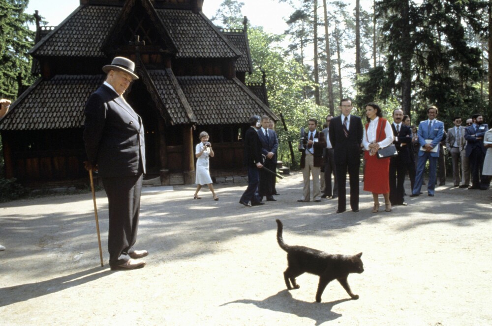 <b>«TAKK»:</b> En hel nasjon sørget da kong Olav sovnet inn januar 1991. Slottsplassen ble et samlingspunkt for alle dem som ville vise sin takknemlighet.