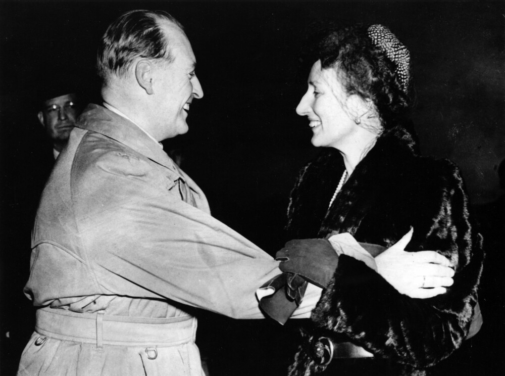 <b>GLEDE:</b> Det første møtet mellom kronprins Olav og kronprinsesse Märtha etter adskillelsen i Norge i april 1940. Kronprins Olav kom på overraskende julebesøk i Washington D.C.
