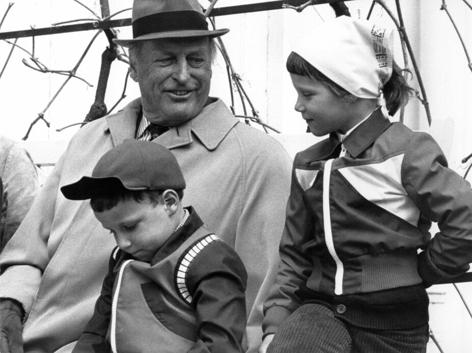 <b>STOLT:</b> Kong Olav sammen med barnebarna prins Haakon (t.v.) og prinsesse Märtha 10. mai 1978. Barnebarna var svært velkomne hos bestefar.