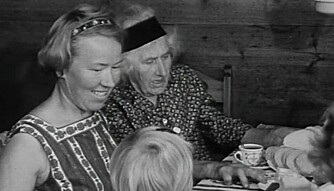 BJØRG WIIK OG TANTE MARGRETE: Tv-team fant veien til Kjeåsen allerede på 1960-tallet.
