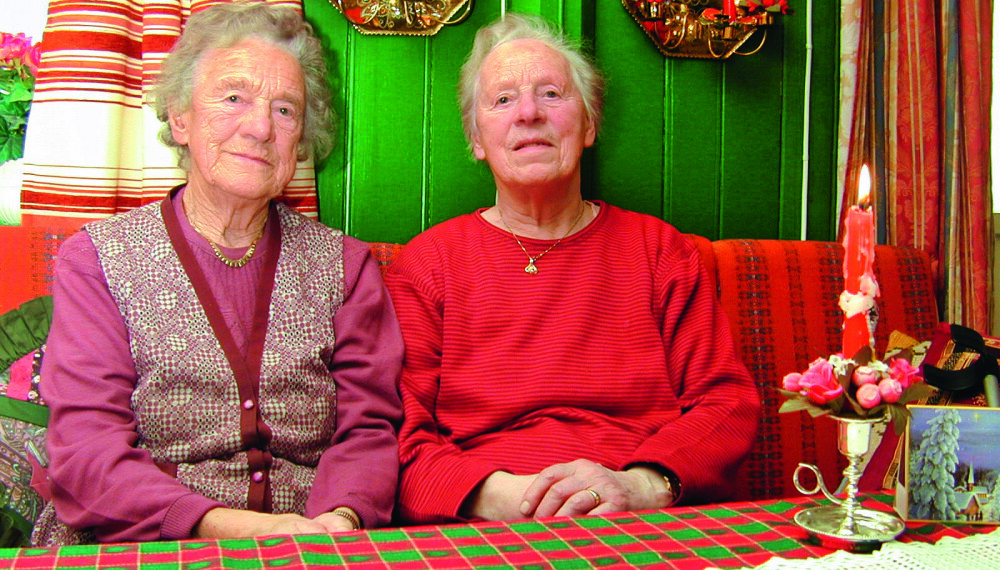 GODE MINNER: Dagny Grønvold (tv) og Helga Nilsen hadde mange gode minner fra barndommen på nordre Nørstelien, hos Dolga. – Selv om det kunne være stritt iblant, så var det en fin tid, og vi hadde mye å glede oss over, sa de.