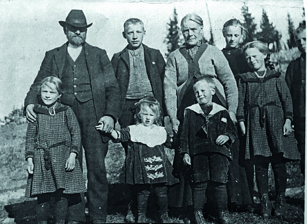 <b>ALLE SYV:</b> Dette bildet viser de syv barna sammen med besteforeldrene på morssiden. Bak fra venstre står bestefar Olaus Madslangrud, Kolbjørn, den eldste av de syv, bestemor Anne Marie Madslangrud, Magnhild, Helga og Olav. Foran fra venstre står Dagny, Mary og Ivar.